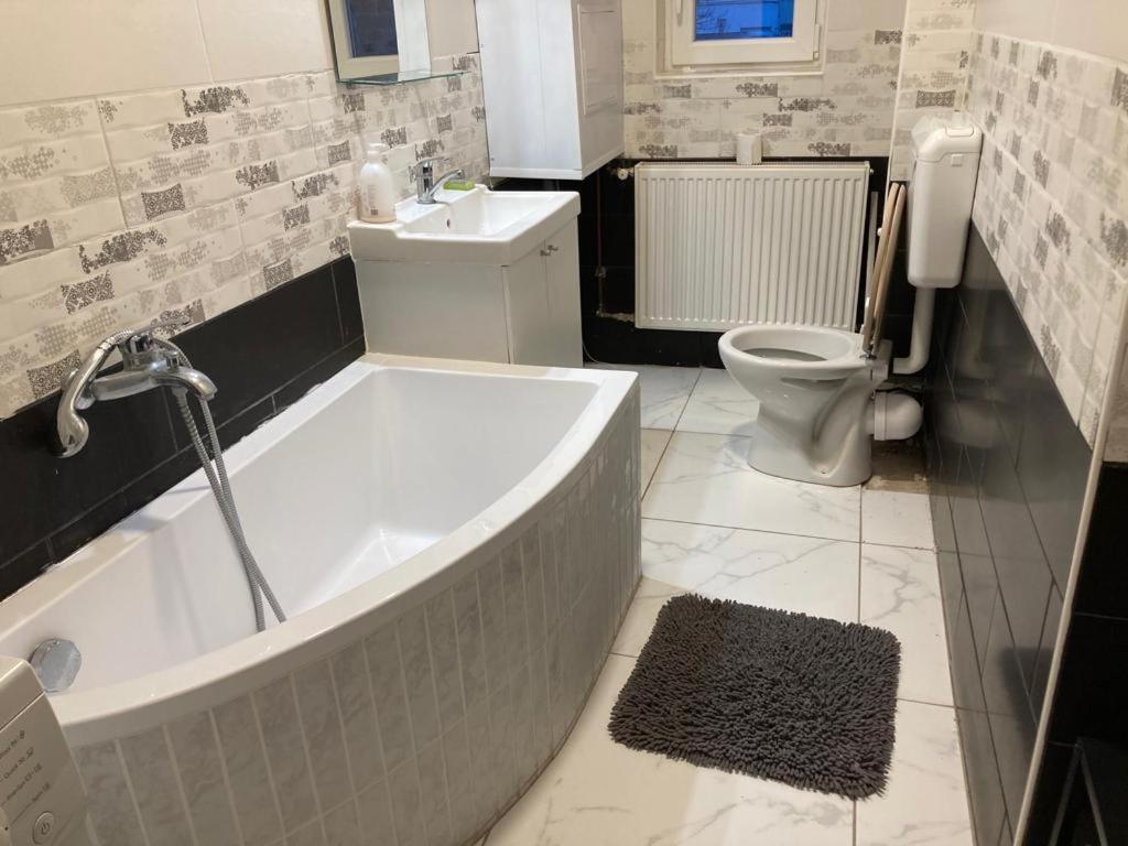 Downtown Modern 3 Bedrroom+ Living Room Apartment Wesselenyi 1.3 Szombathely Esterno foto